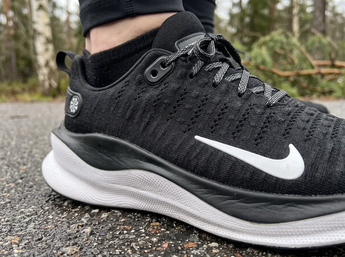 Närbild på ovandel och mellansula på Nike InfinityRN 4