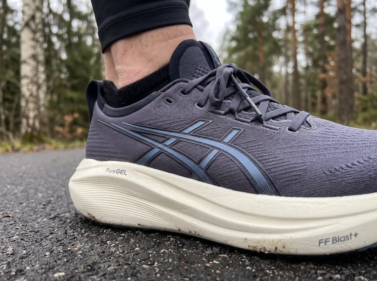 Närbild på ovandel och mellansula på Asics Gel-Nimbus 27