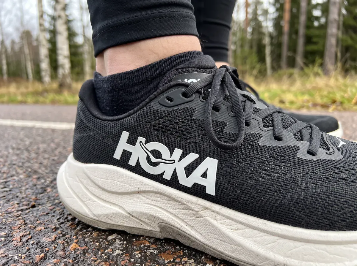 Närbild på ovandel och mellansula på Hoka Rincon 4