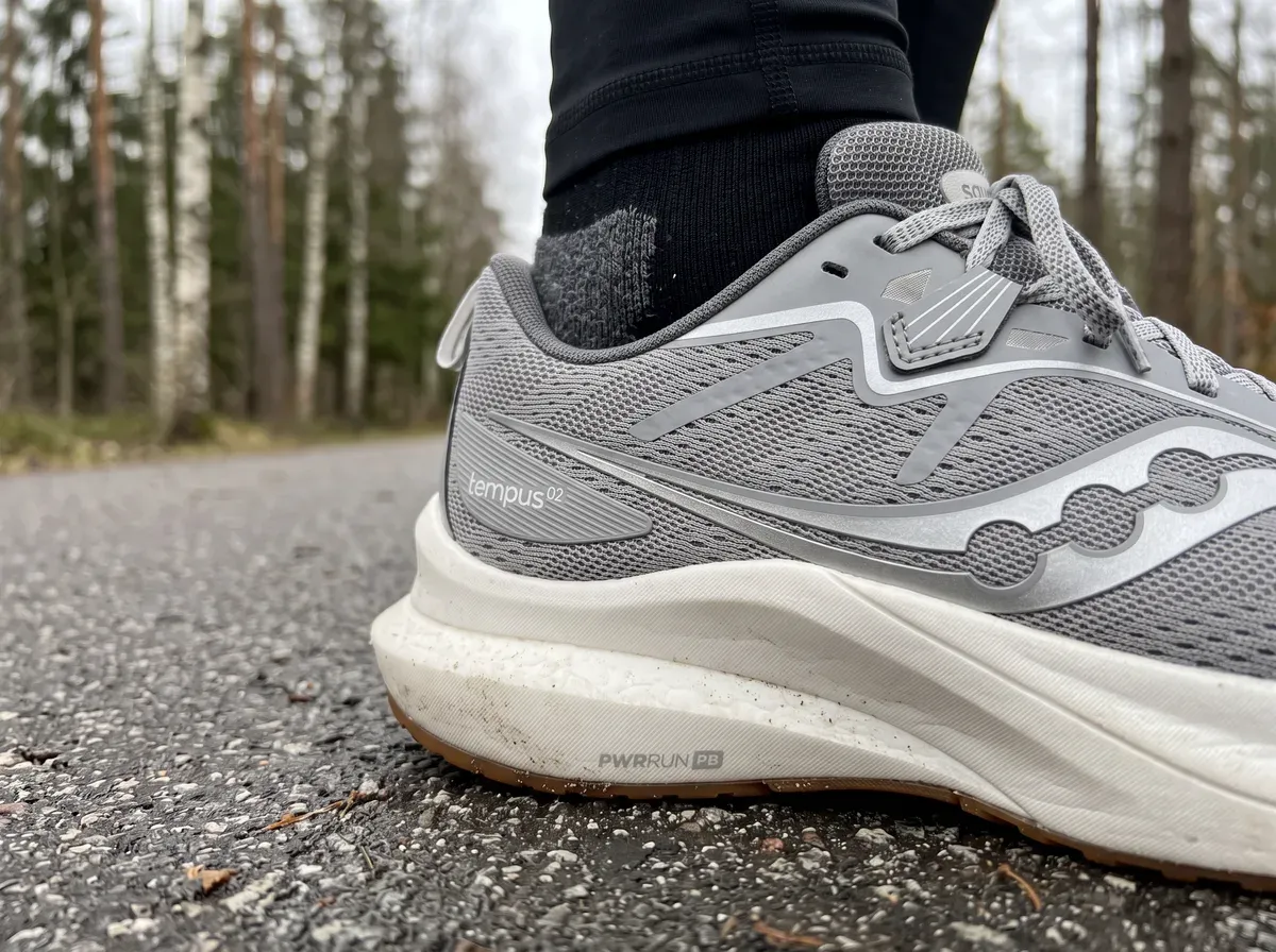 Närbild på ovandel och mellansula på Saucony Tempus 2