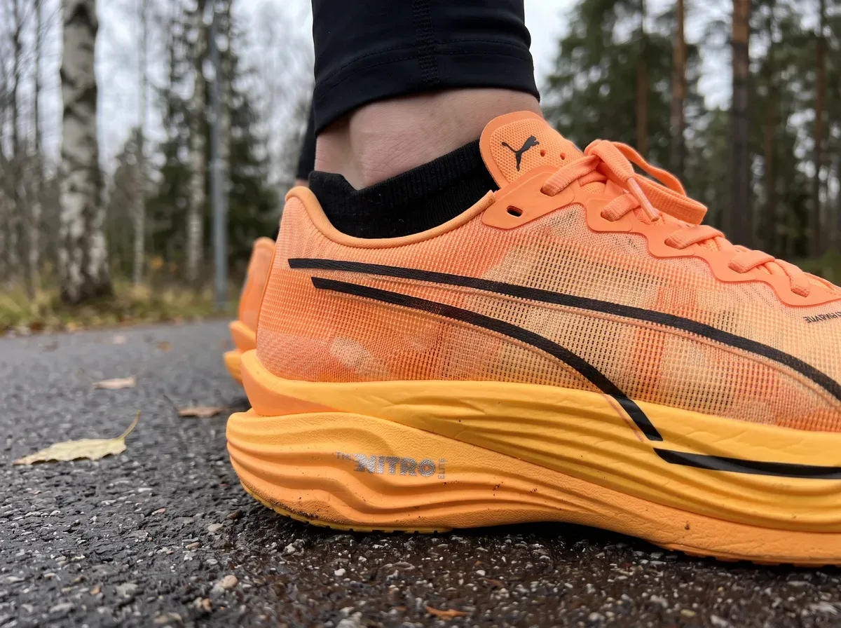 Närbild på ovandel och mellansula på Puma Deviate Nitro Elite 3