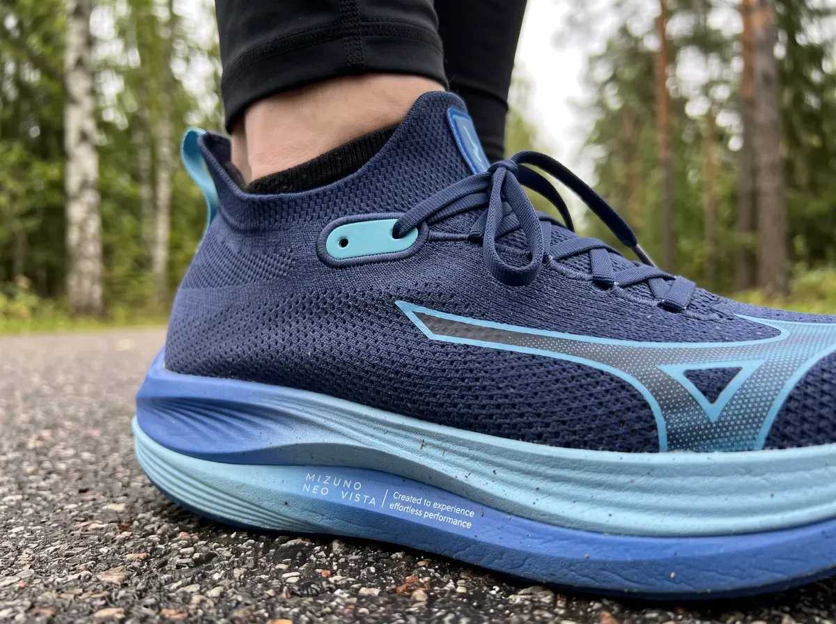 Närbild på ovandel och mellansula på Mizuno Neo Vista