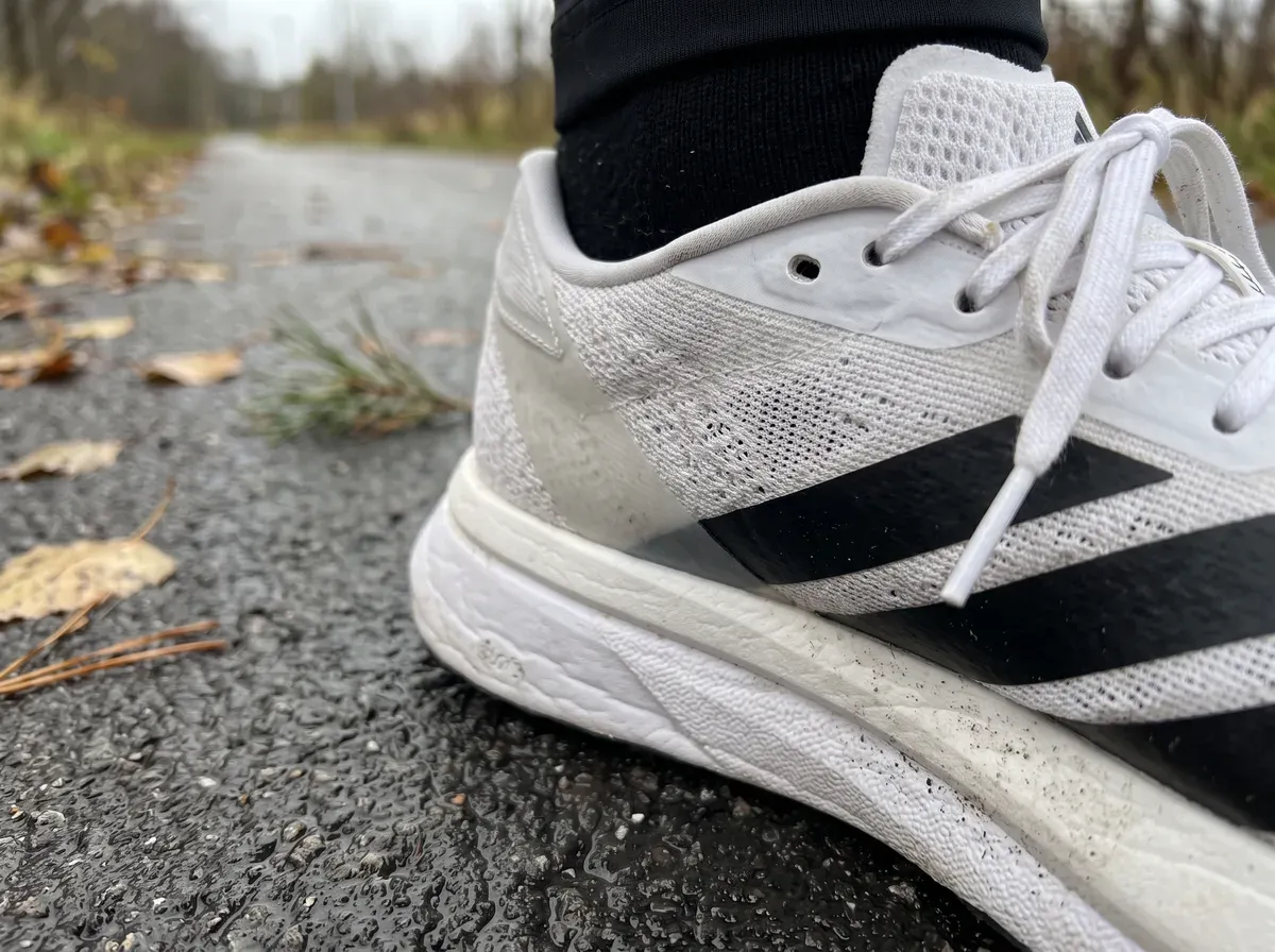 Närbild på ovandel och mellansula på Adidas Adizero SL 2