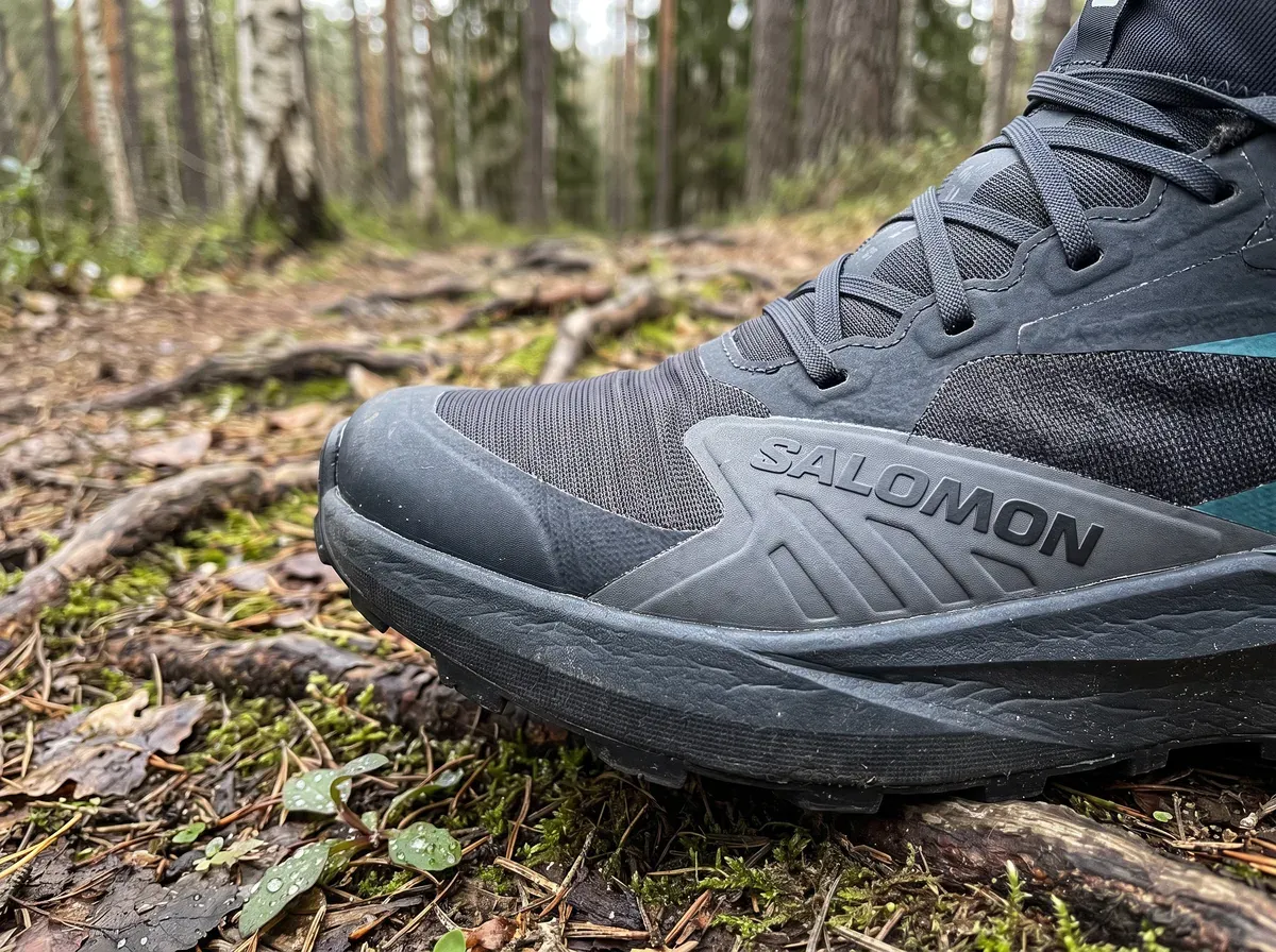 Närbild på ovandel och mellansula på Salomon Genesis