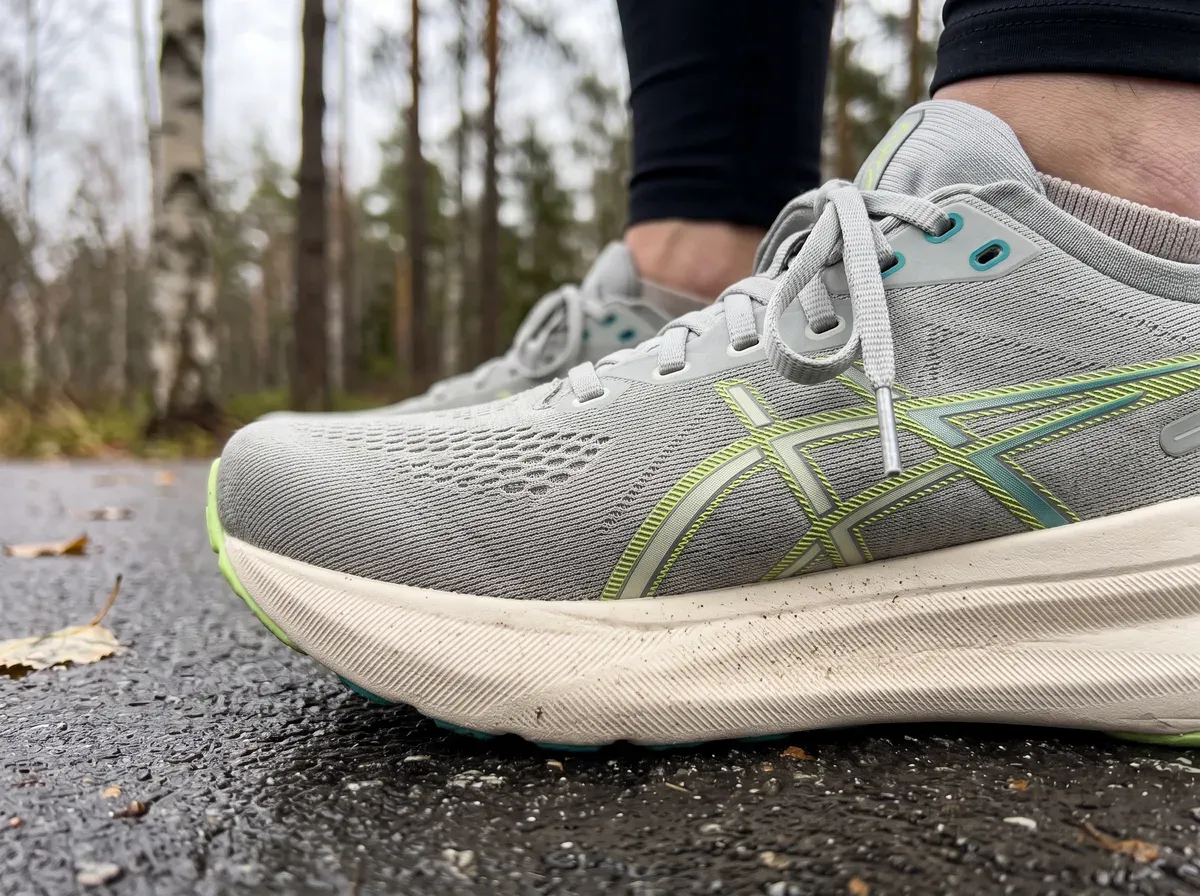 Närbild på ovandel och mellansula på Asics Gel-Kayano 31