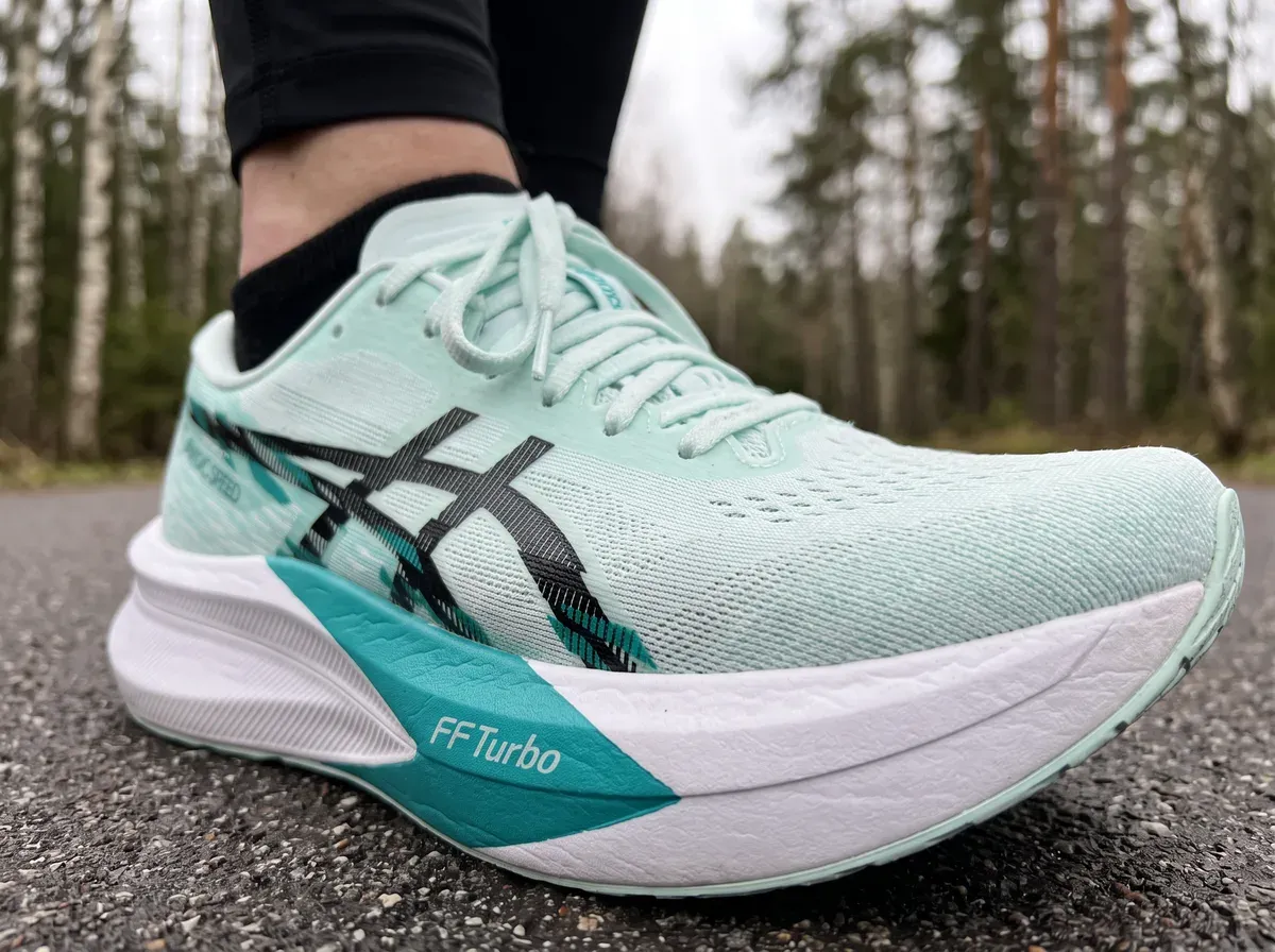Närbild på ovandel och mellansula på Asics Magic Speed 4