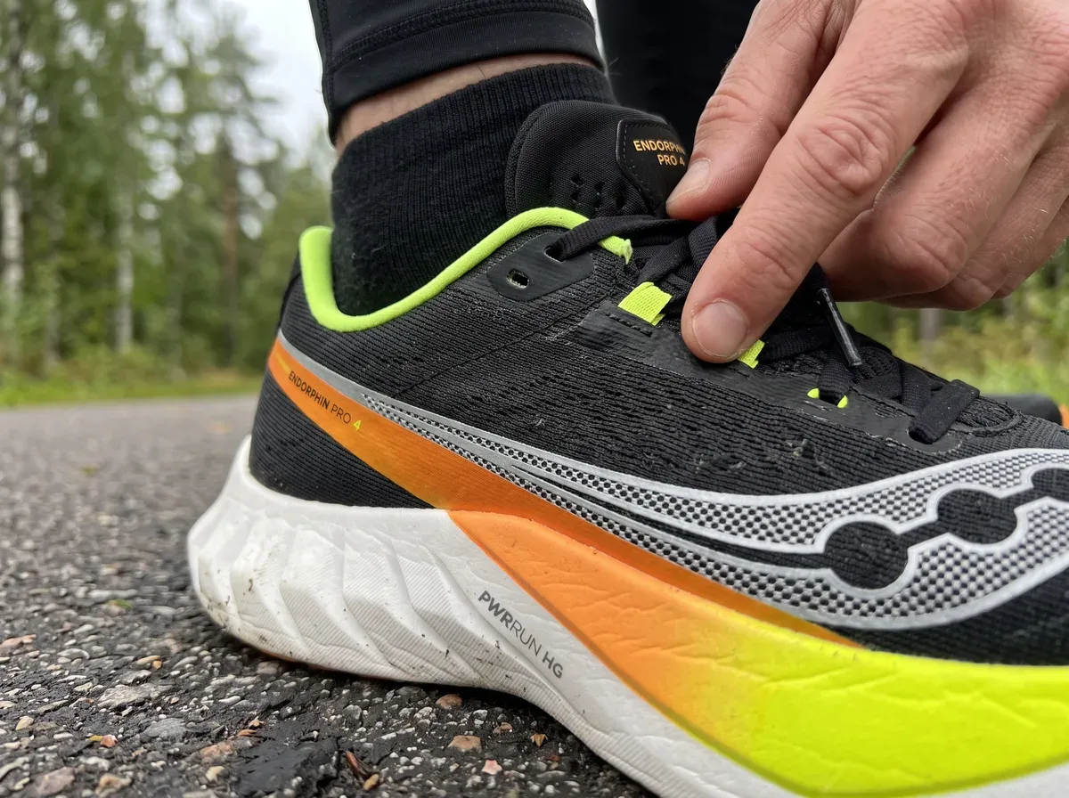 Närbild på ovandel och mellansula på Saucony Endorphin Pro 4