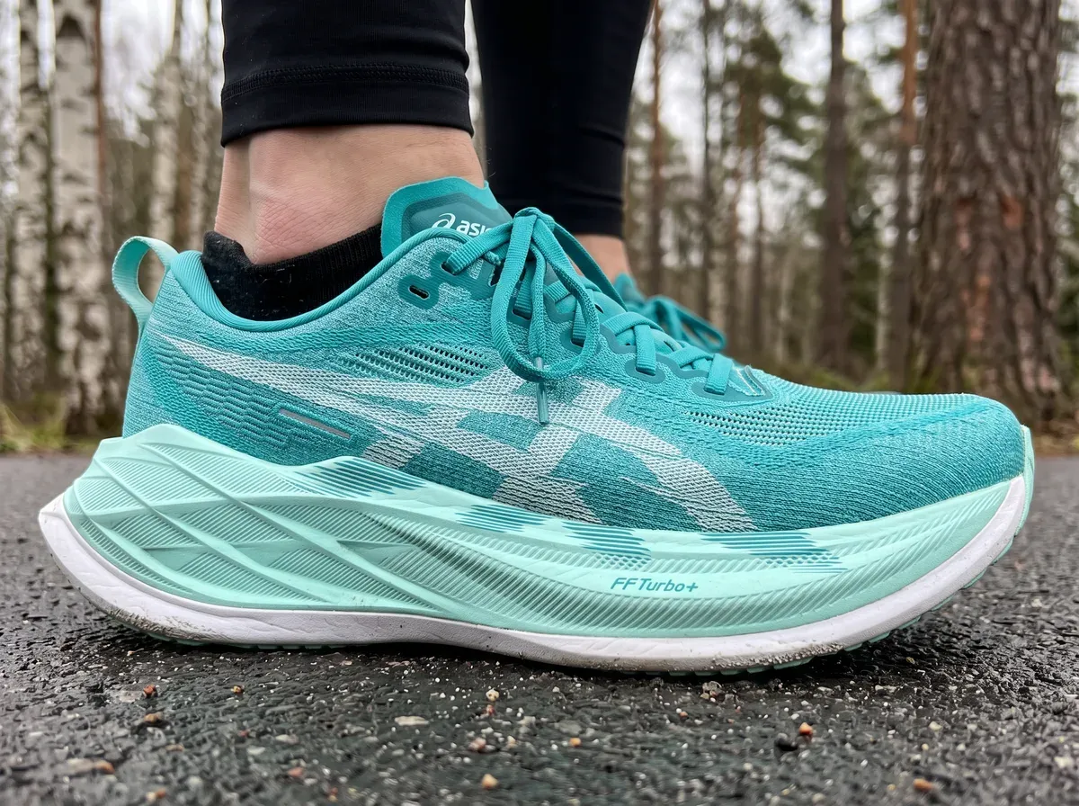 Närbild på ovandel och mellansula på Asics Superblast 2