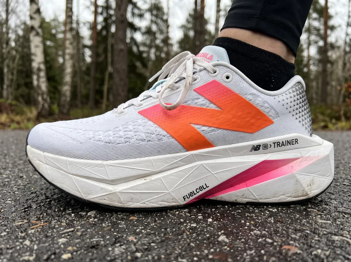 Närbild på ovandel och mellansula på New Balance SuperComp Trainer v3