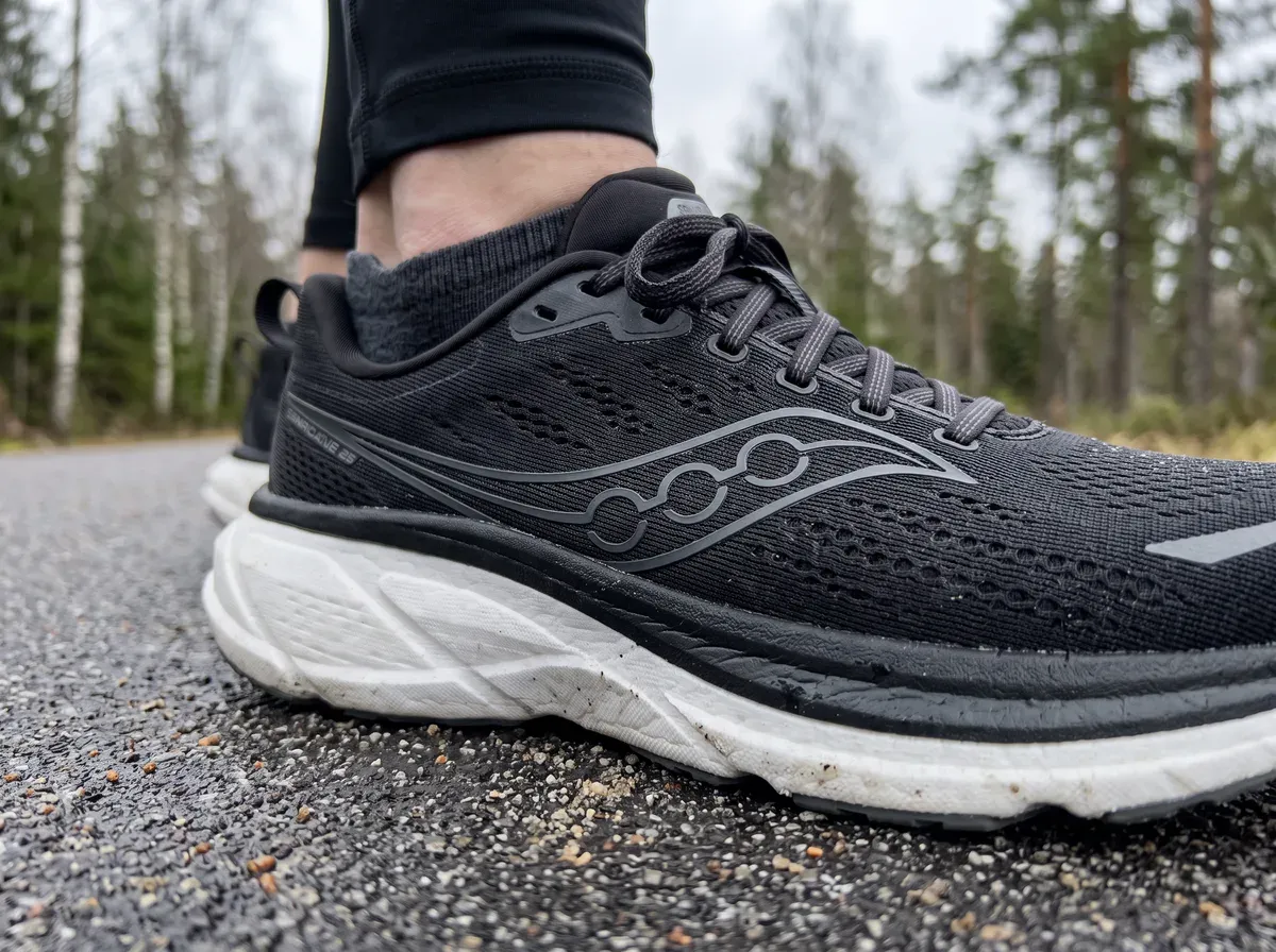 Närbild på ovandel och mellansula på Saucony Hurricane 25