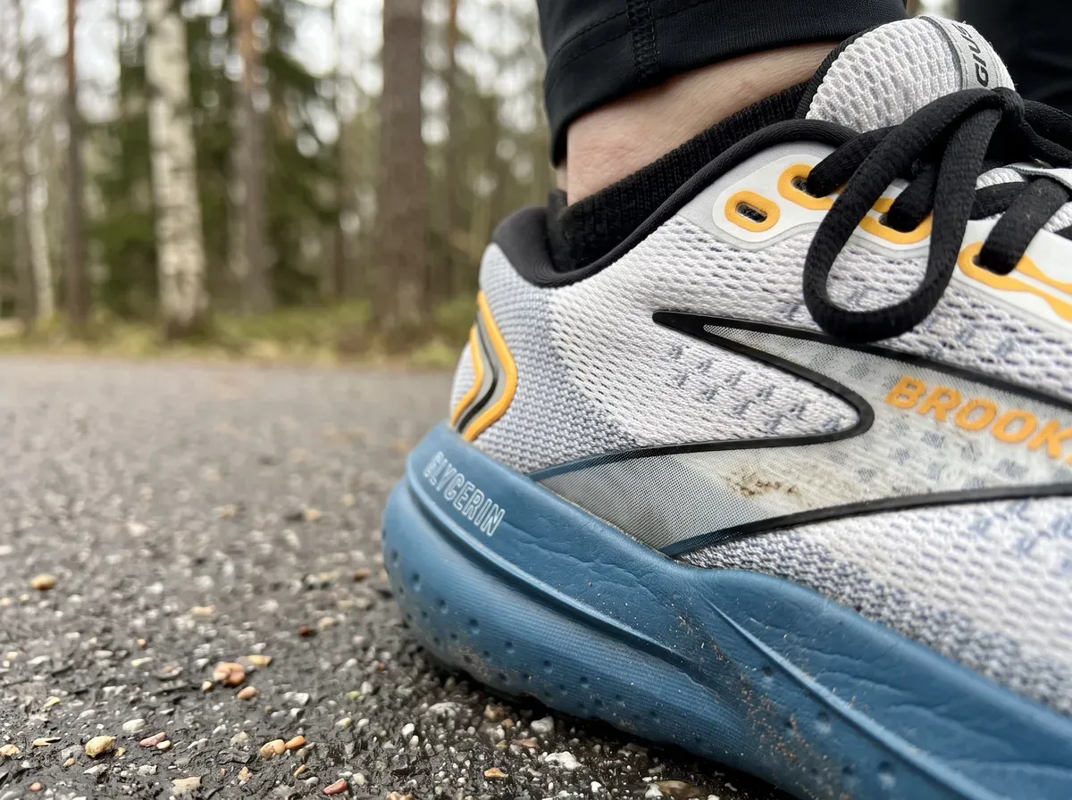 Närbild på ovandel och mellansula på Brooks Glycerin 21