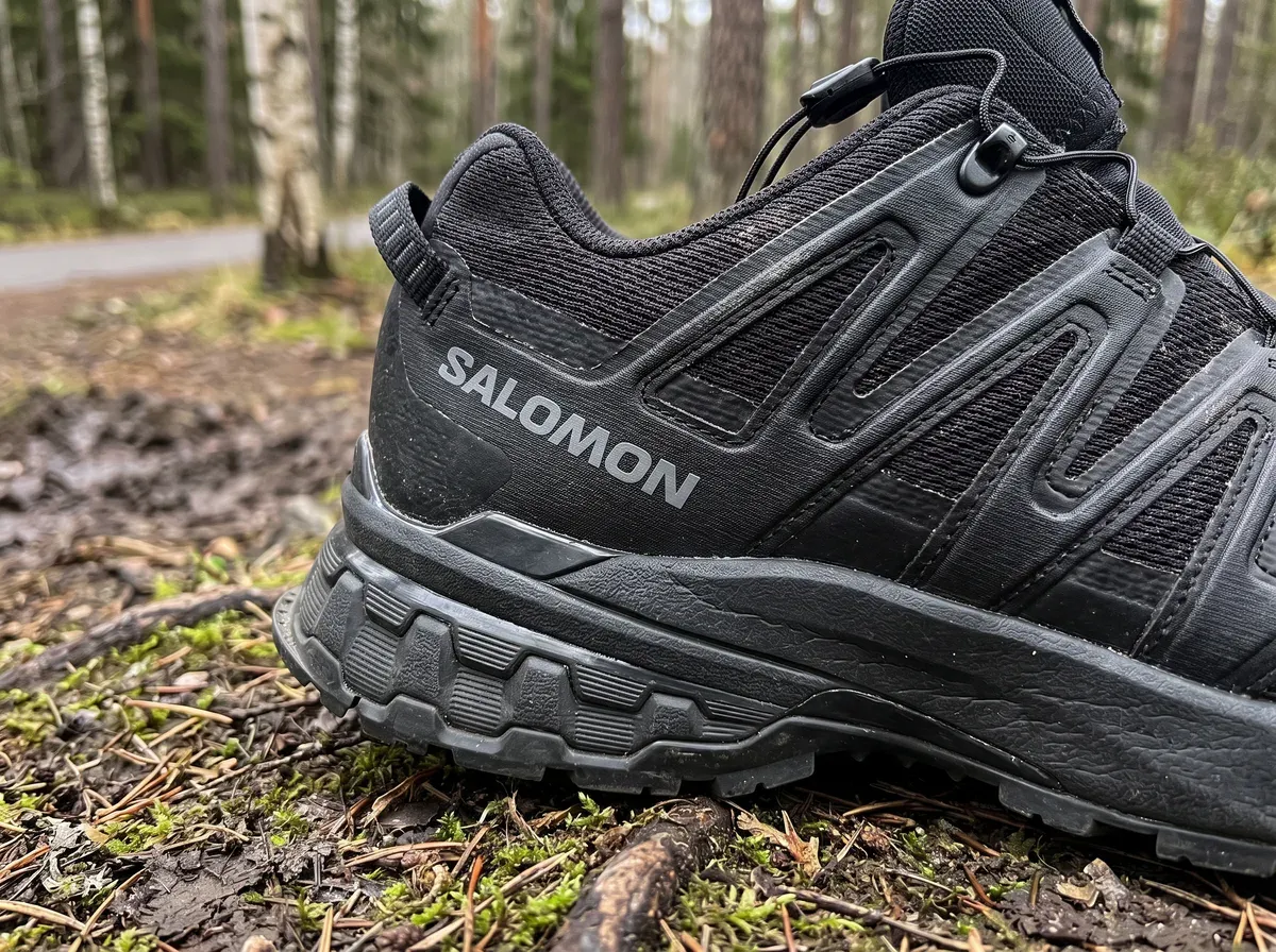 Närbild på ovandel och mellansula på Salomon XA Pro 3D V9