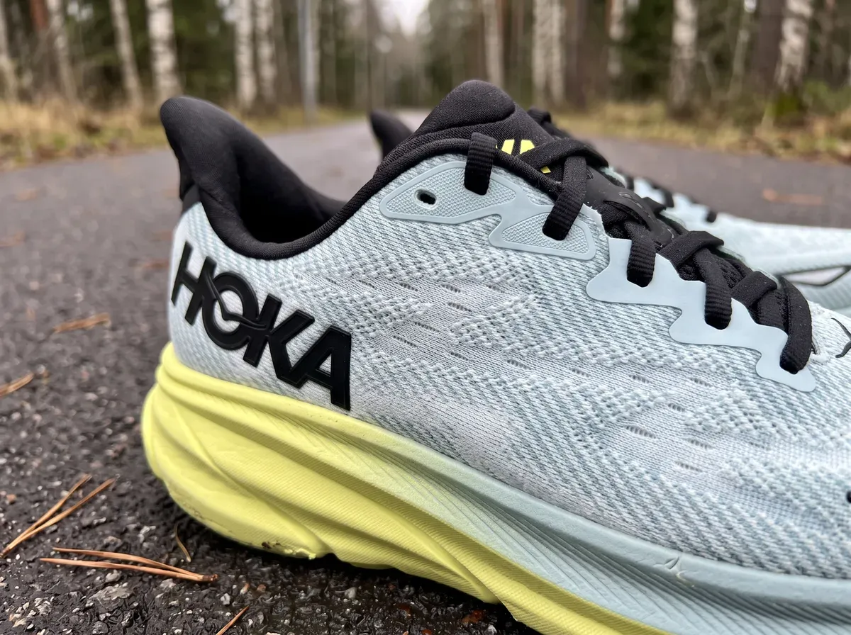 Närbild på ovandel och mellansula på Hoka Clifton 9