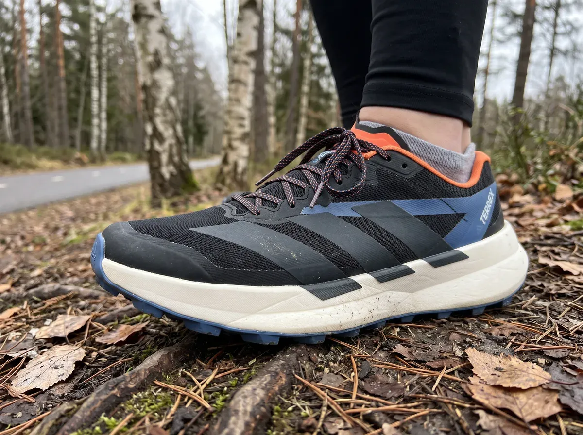 Närbild på ovandel och mellansula på Adidas Terrex Agravic Speed 2