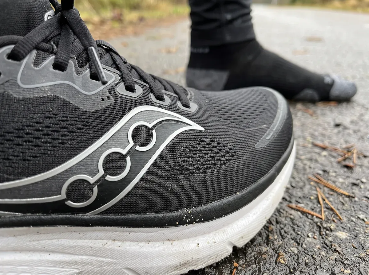 Närbild på ovandel och mellansula på Saucony Guide 19