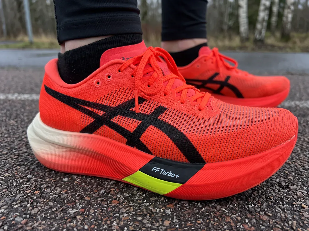 Närbild på ovandel och mellansula på Asics Metaspeed Sky Paris