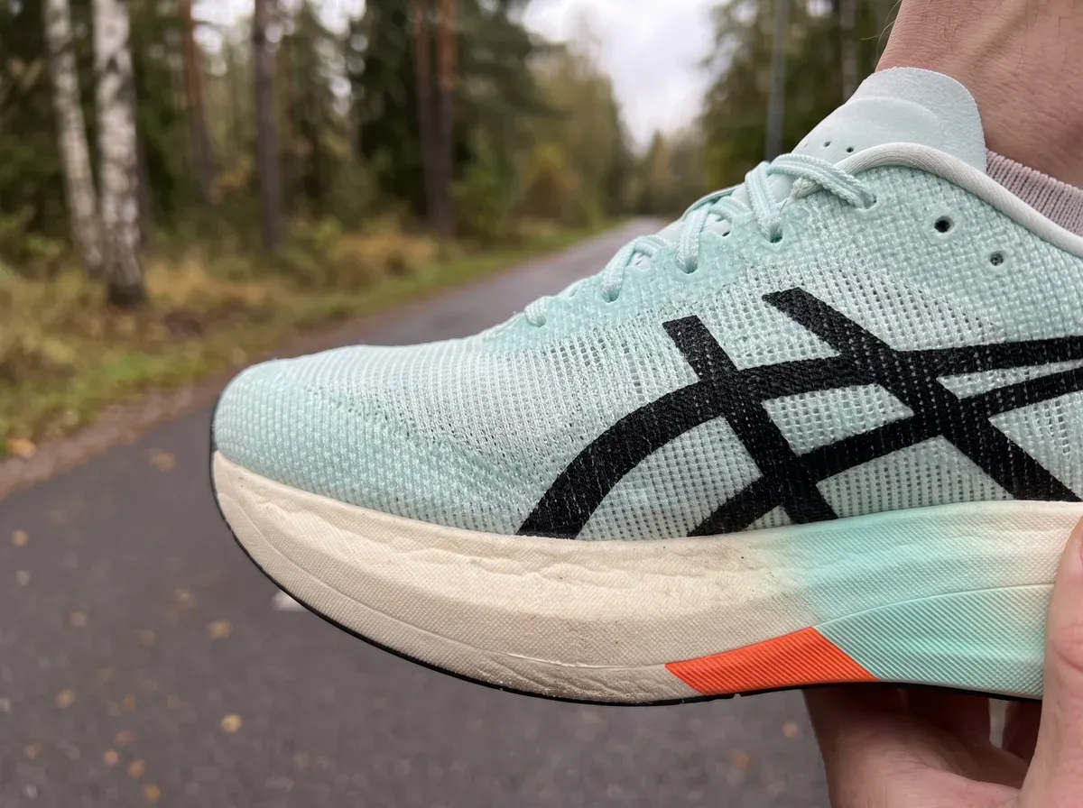 Närbild på ovandel och mellansula på Asics Metaspeed Edge Paris