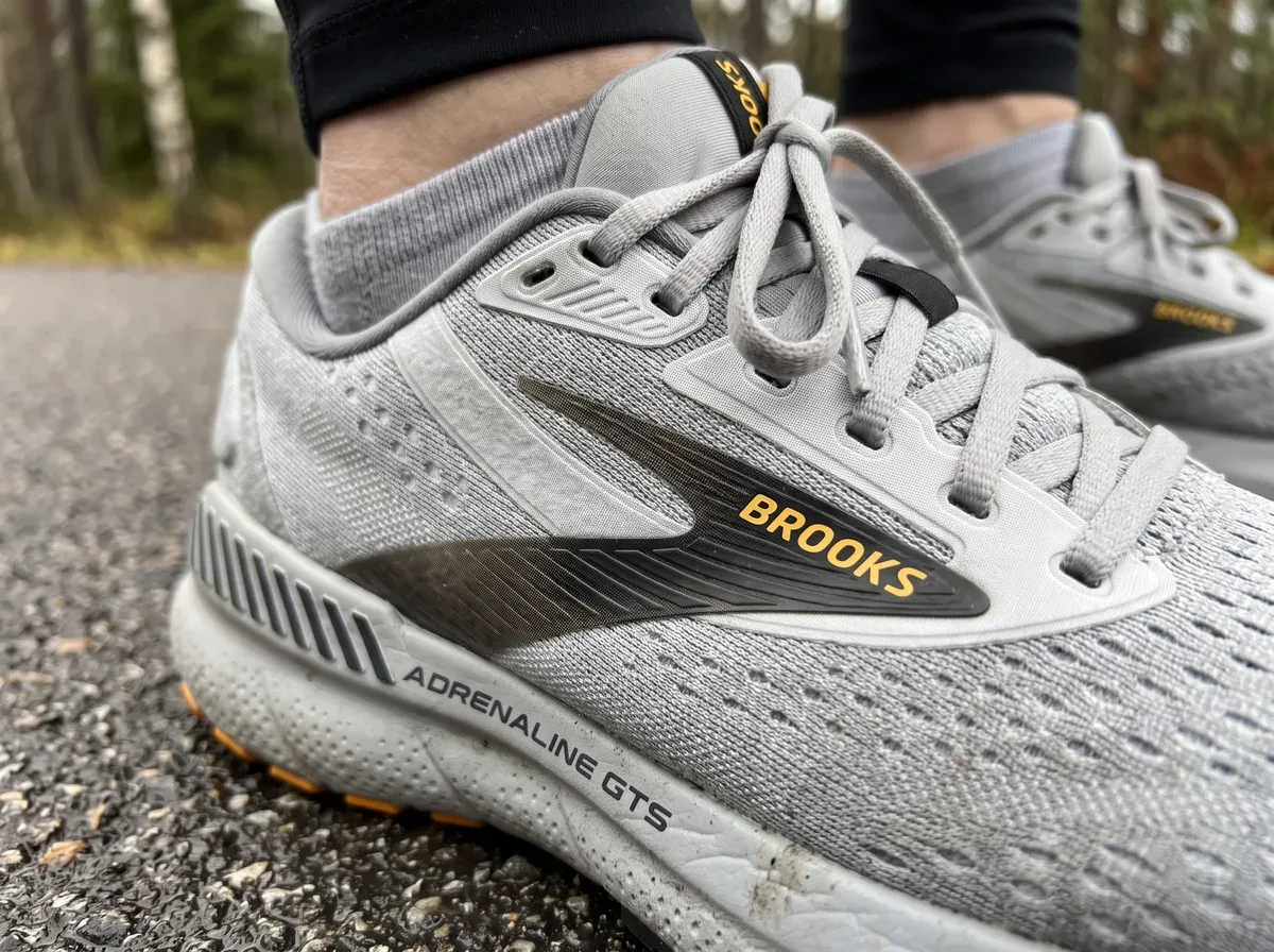 Närbild på ovandel och mellansula på Brooks Adrenaline GTS 24