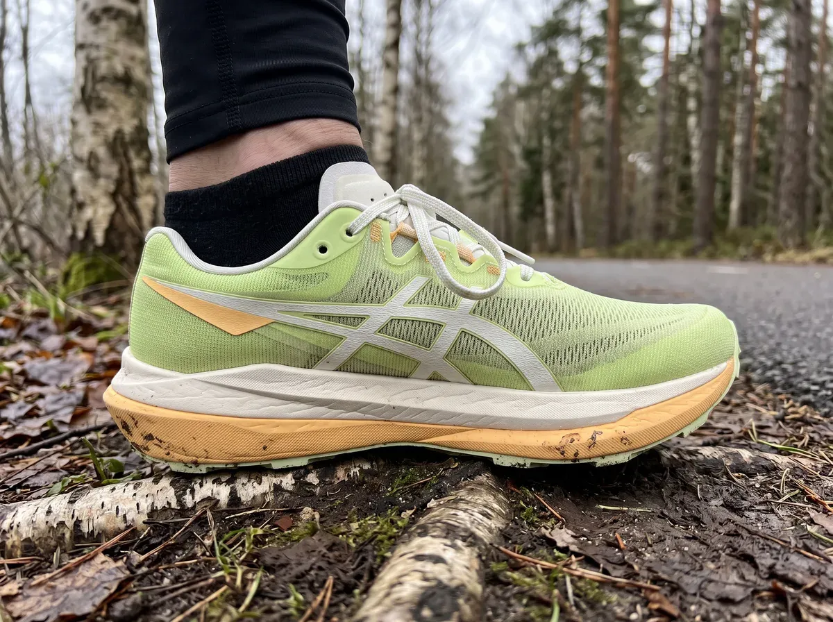 Närbild på ovandel och mellansula på Asics Fujispeed 4