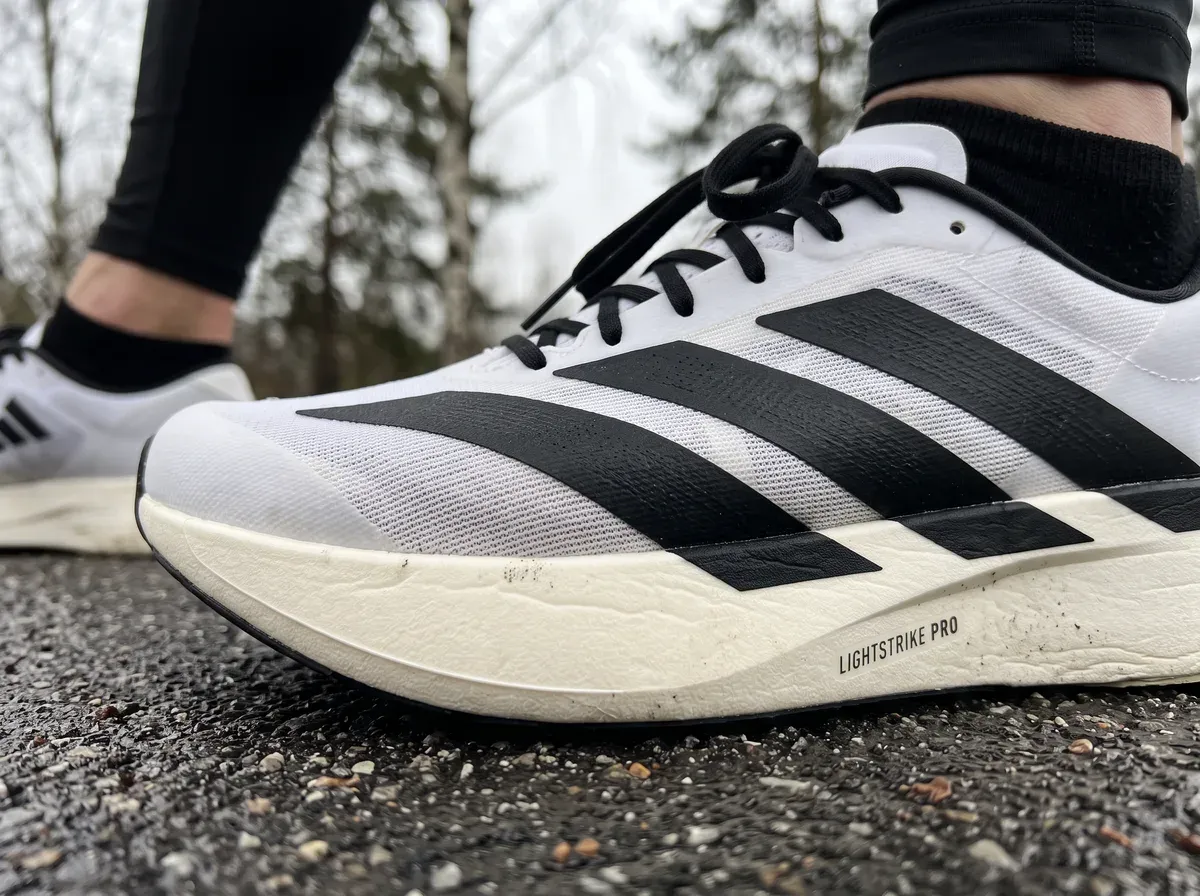 Närbild på ovandel och mellansula på Adidas Adizero Evo SL
