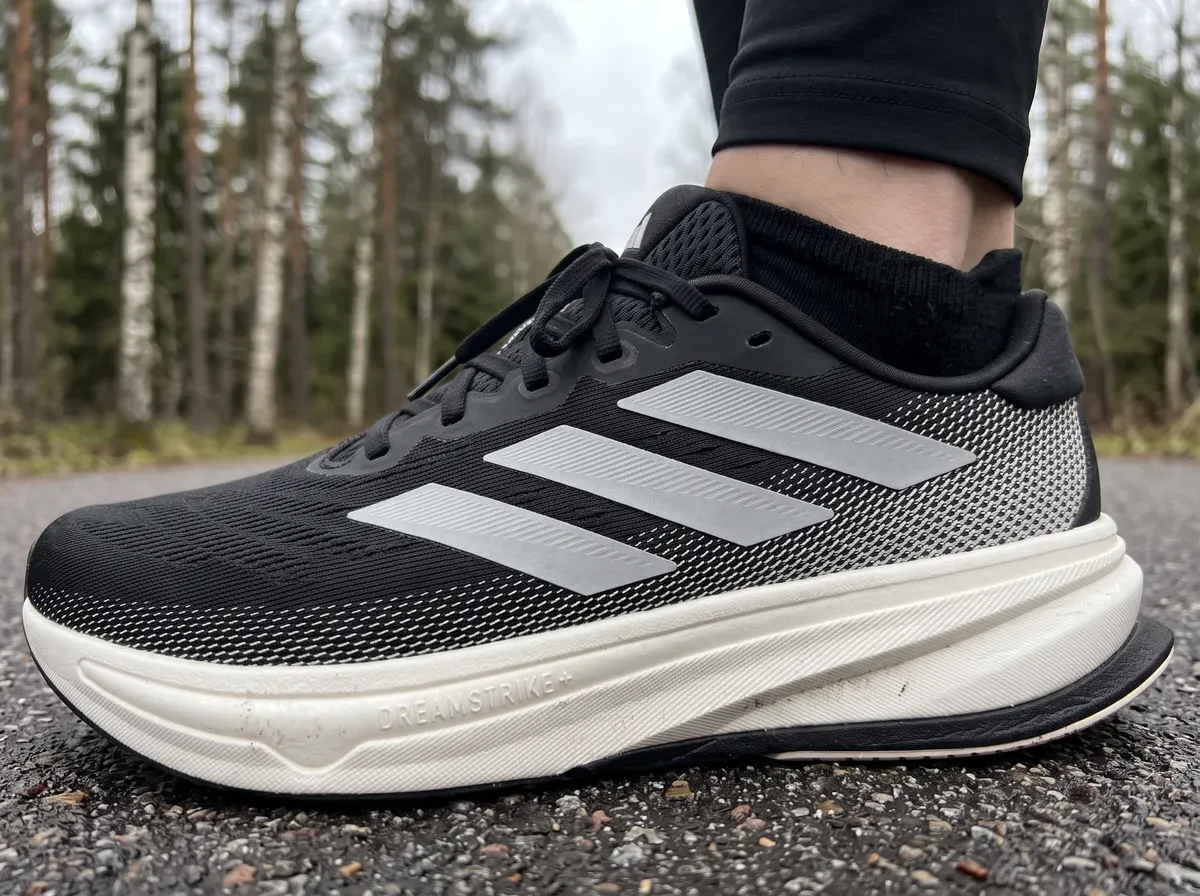 Närbild på ovandel och mellansula på Adidas Supernova Rise 2