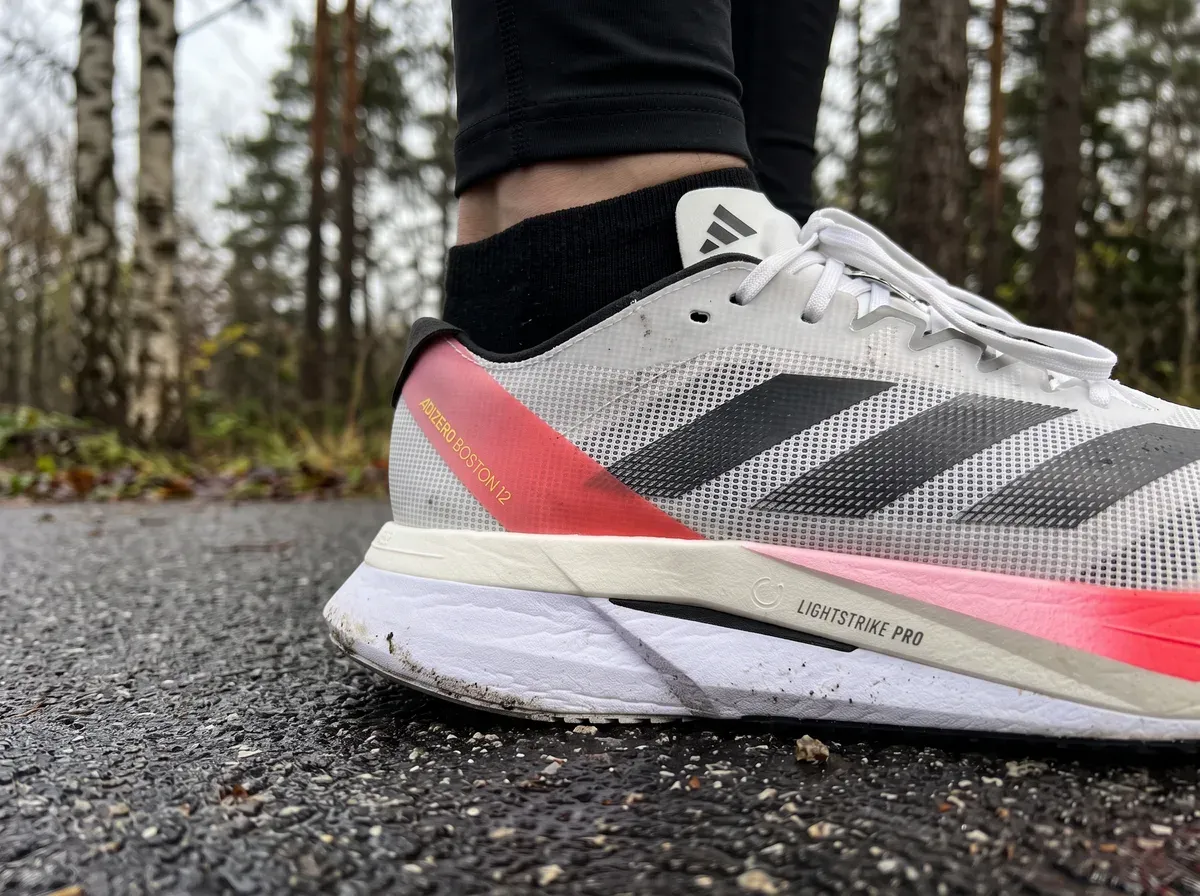 Närbild på ovandel och mellansula på Adidas Adizero Boston 12