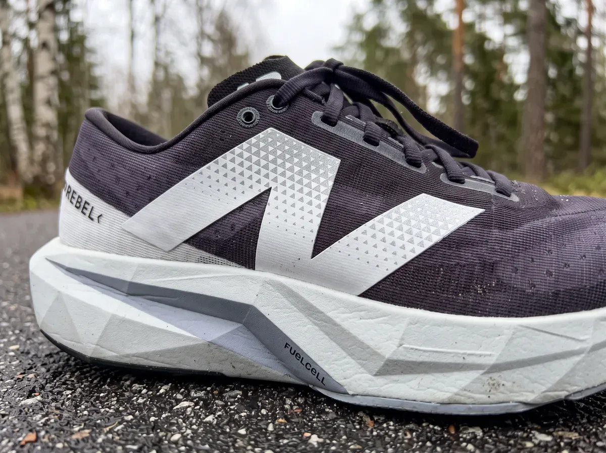 Närbild på ovandel och mellansula på New Balance Rebel v4
