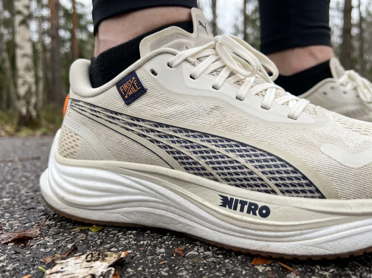 Närbild på ovandel och mellansula på Puma Velocity Nitro 3