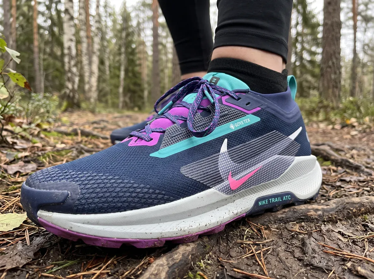 Närbild på ovandel och mellansula på Nike Pegasus Trail 5
