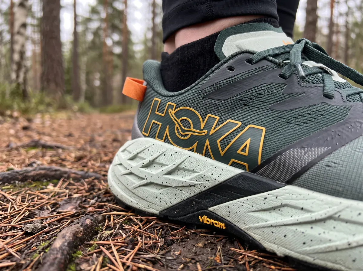 Närbild på ovandel och mellansula på Hoka Speedgoat 7