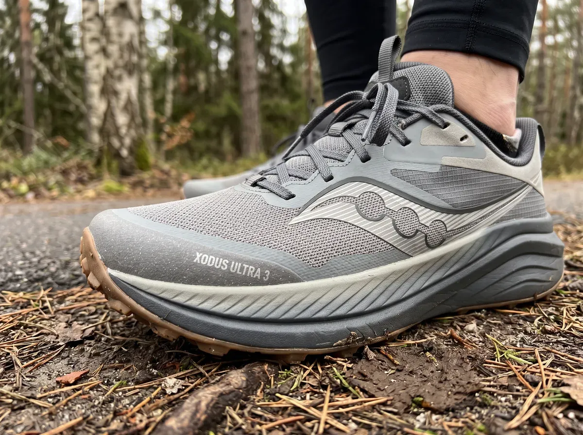 Närbild på ovandel och mellansula på Saucony Xodus Ultra 3