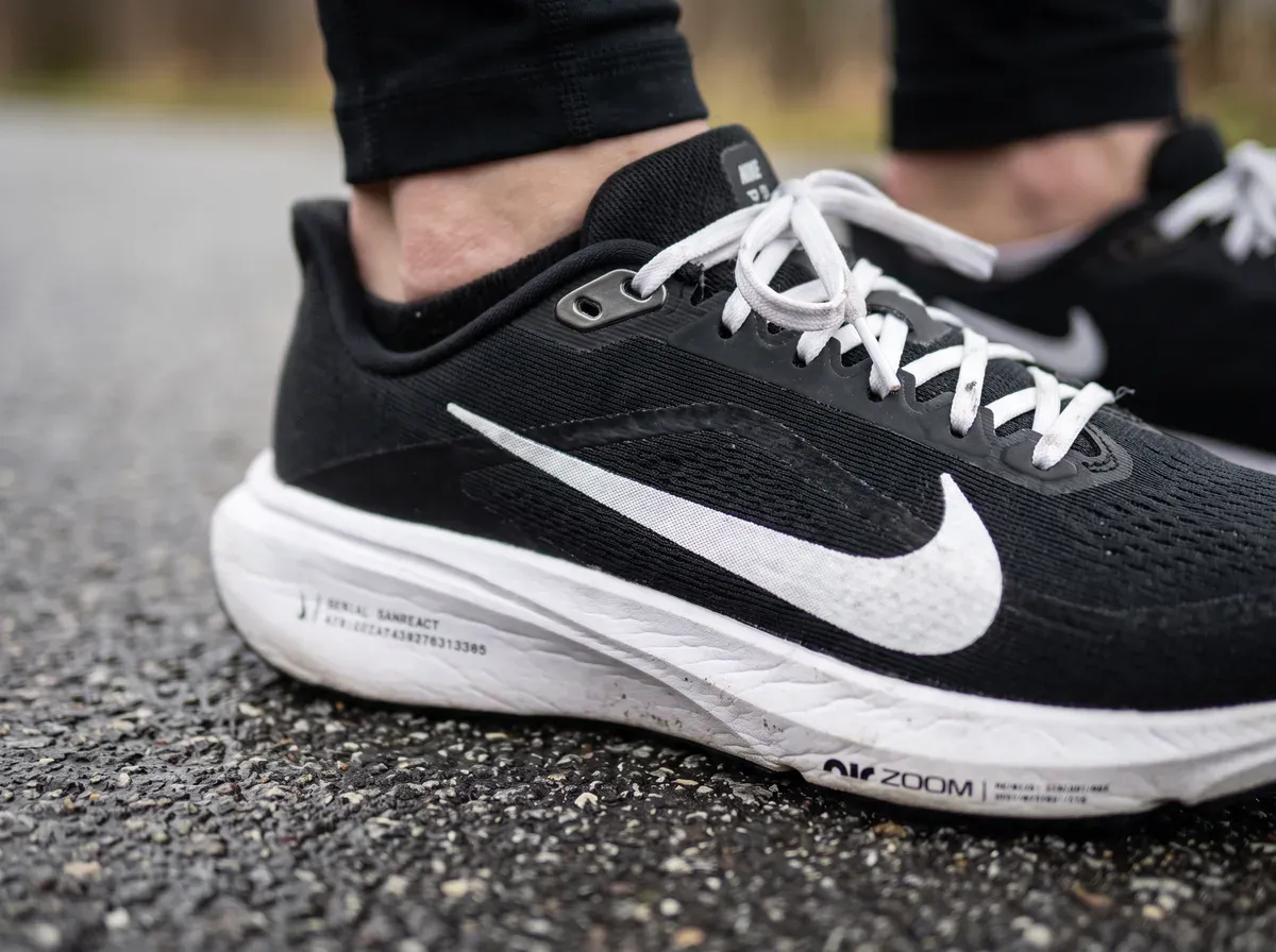 Närbild på ovandel och mellansula på Nike Pegasus 42