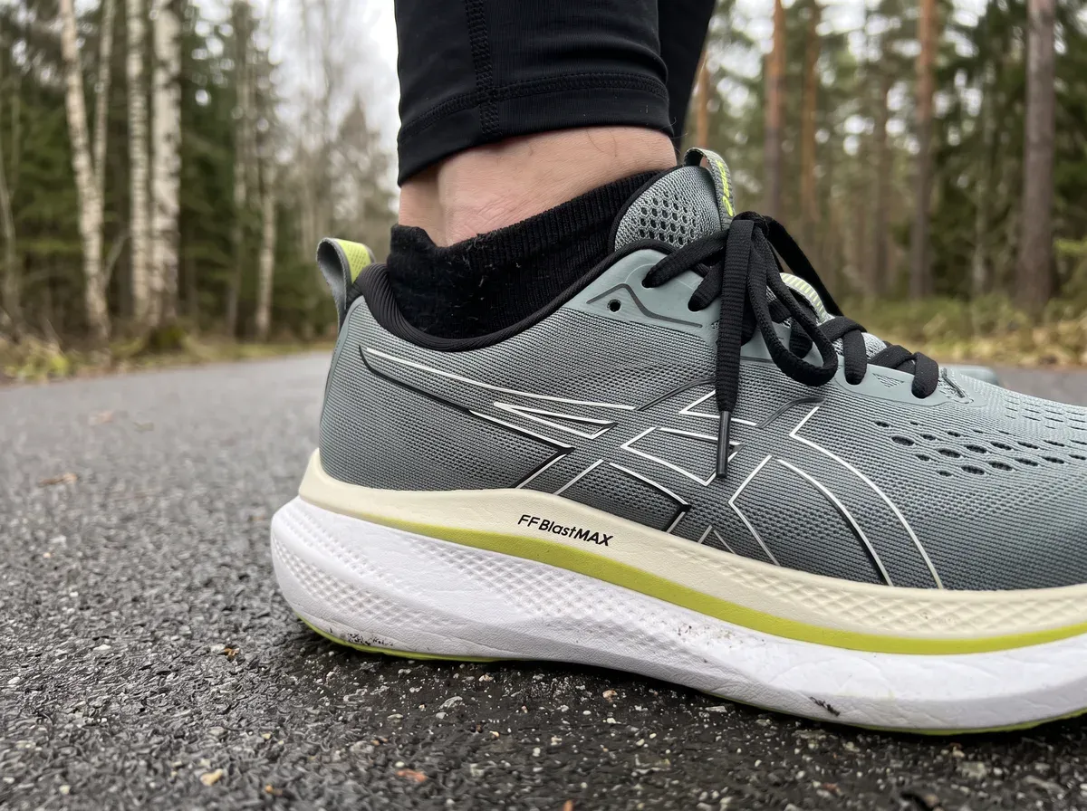 Närbild på ovandel och mellansula på Asics GlideRide Max