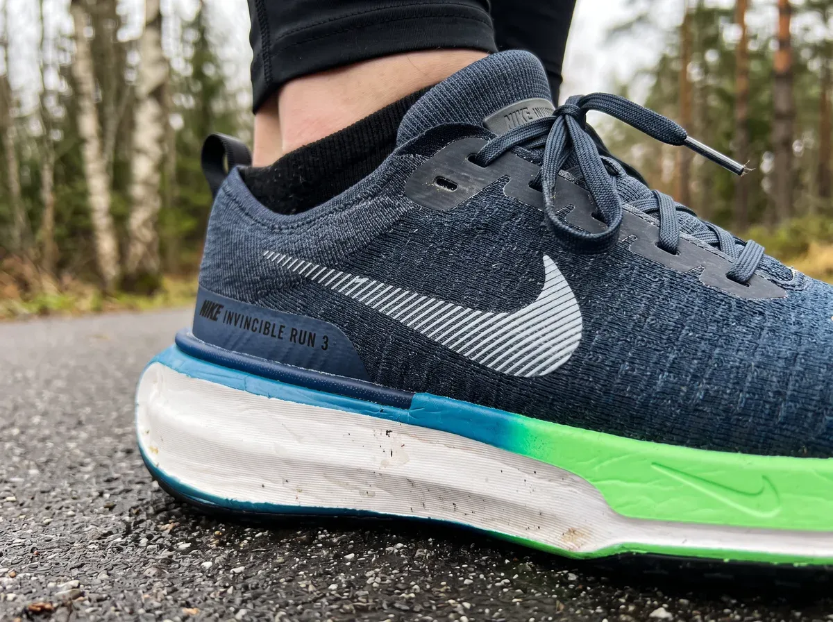 Närbild på ovandel och mellansula på Nike Invincible 3