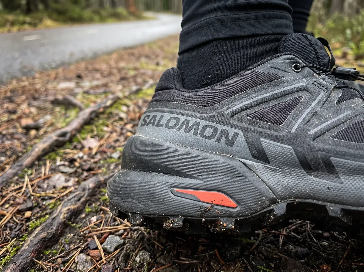 Närbild på ovandel och mellansula på Salomon Speedcross 6