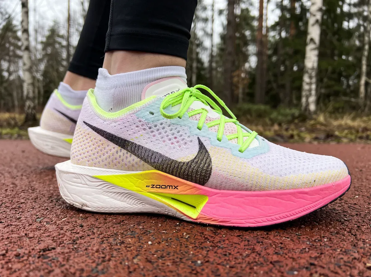 Närbild på ovandel och mellansula på Nike Vaporfly 3