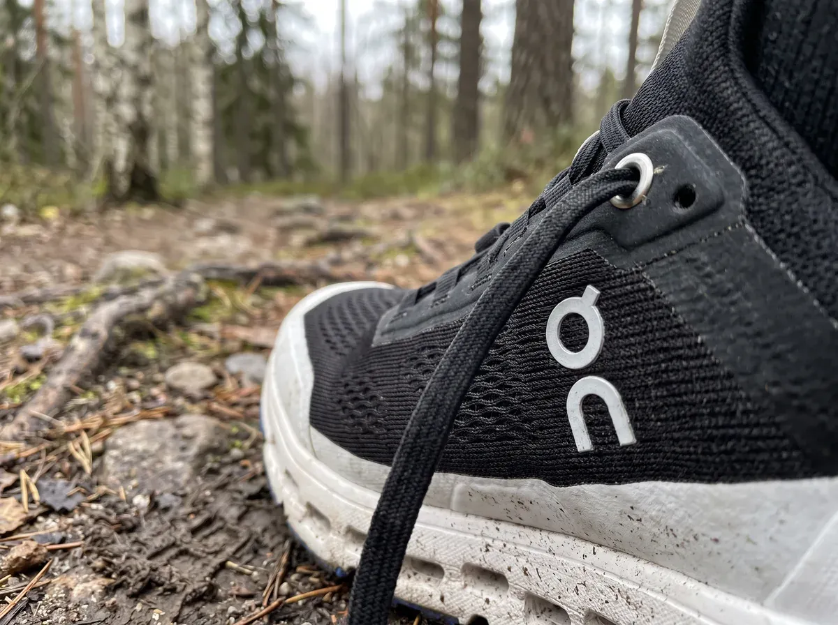 Närbild på ovandel och mellansula på On Cloudultra 2