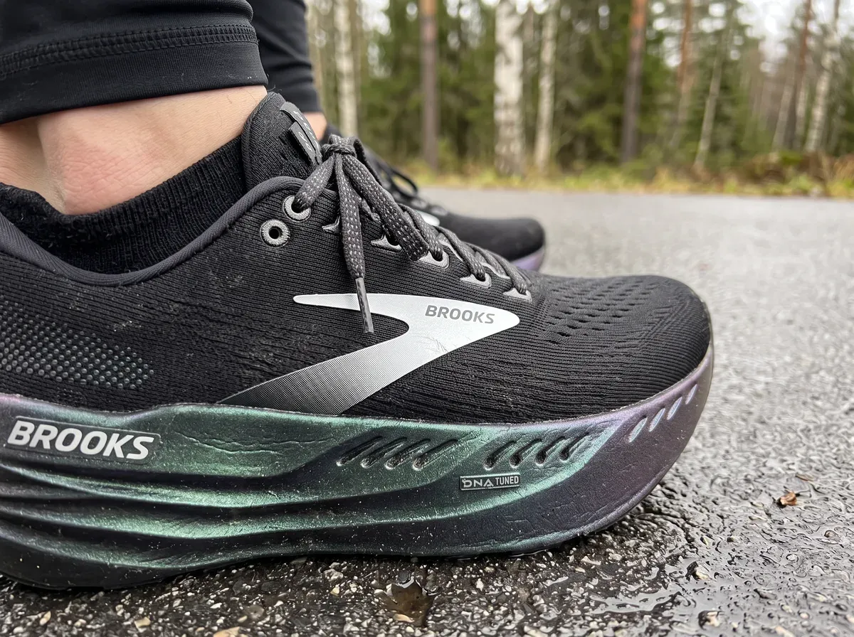 Närbild på ovandel och mellansula på Brooks Glycerin Max