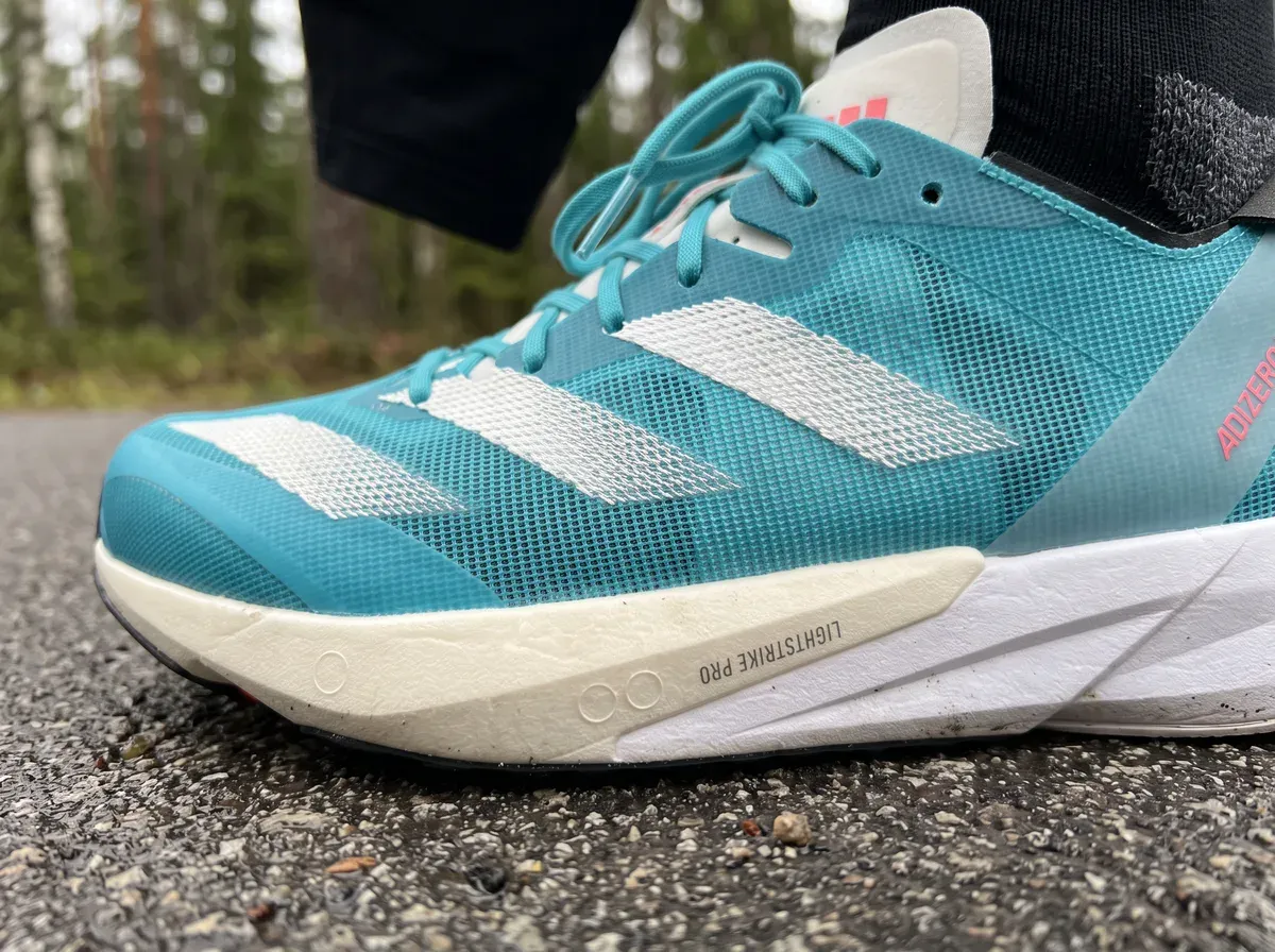 Närbild på ovandel och mellansula på Adidas Adizero Adios 8
