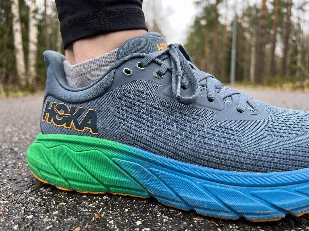 Närbild på ovandel och mellansula på Hoka Arahi 7