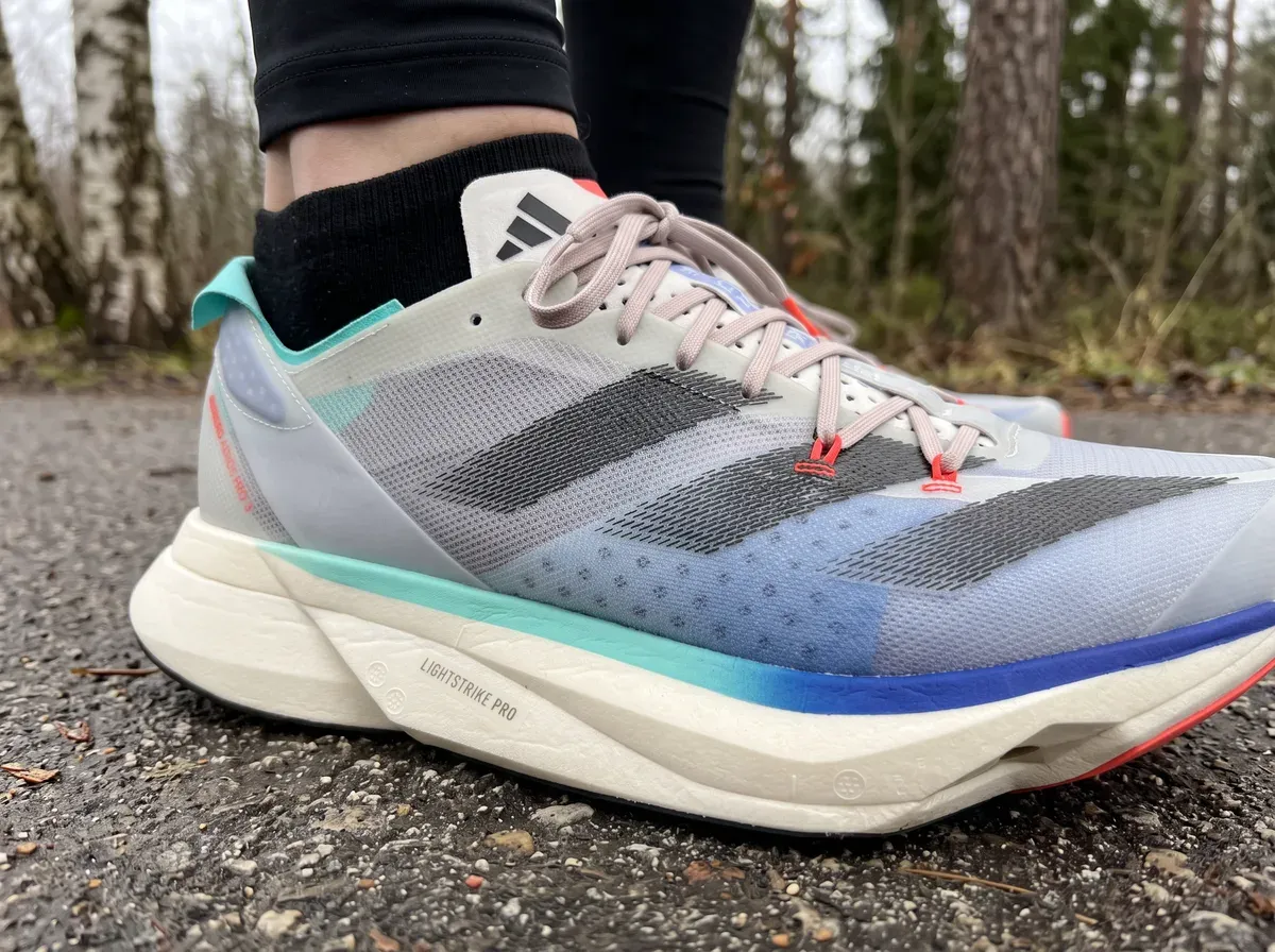 Närbild på ovandel och mellansula på Adidas Adizero Adios Pro 3
