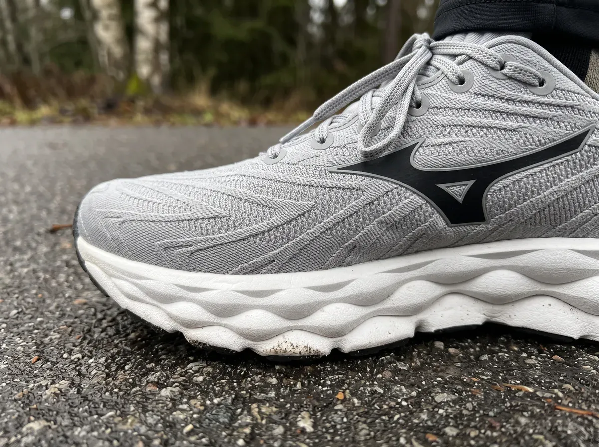 Närbild på ovandel och mellansula på Mizuno Wave Sky 8