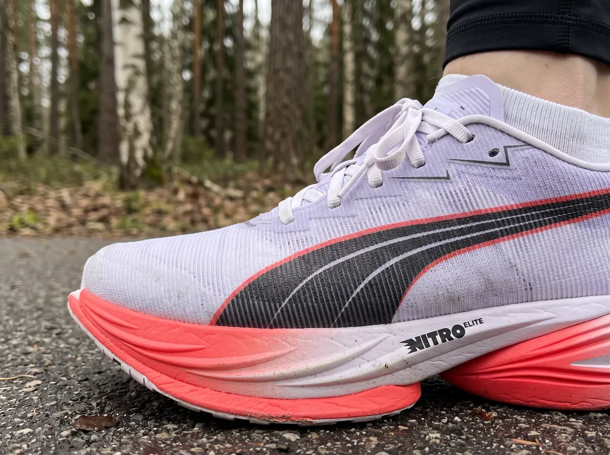 Närbild på ovandel och mellansula på Puma Fast-R Nitro Elite 3