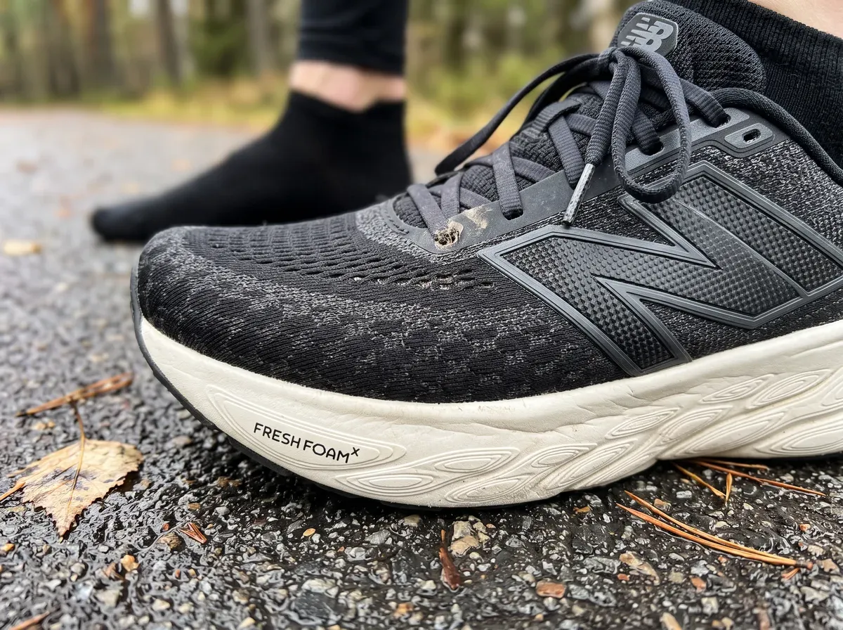 Närbild på ovandel och mellansula på New Balance Fresh Foam X 1080 v14