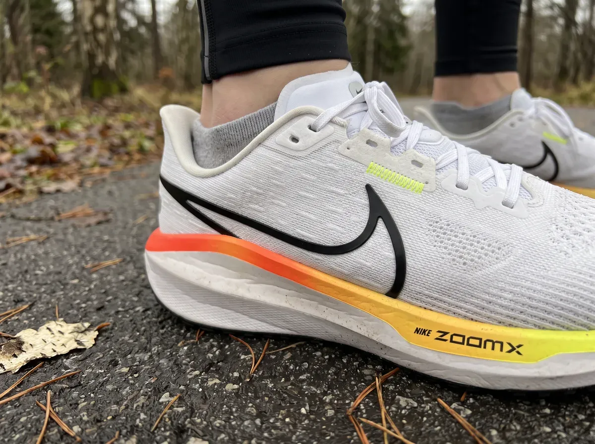 Närbild på ovandel och mellansula på Nike Vomero 17