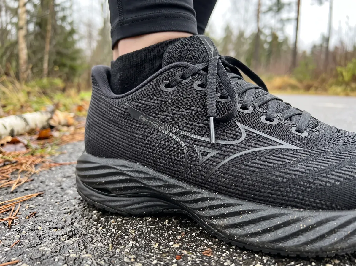 Närbild på ovandel och mellansula på Mizuno Wave Rider 28