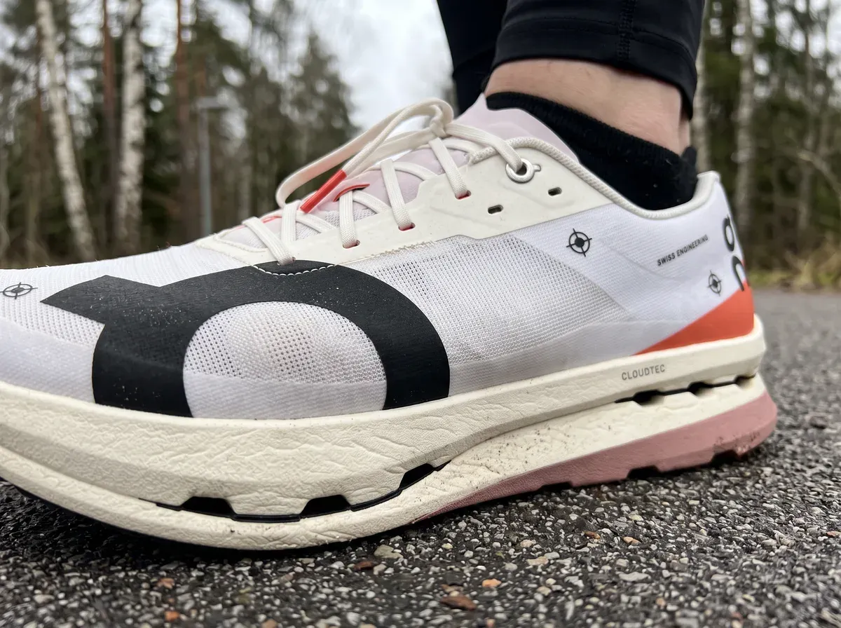 Närbild på ovandel och mellansula på On Cloudboom Echo 3