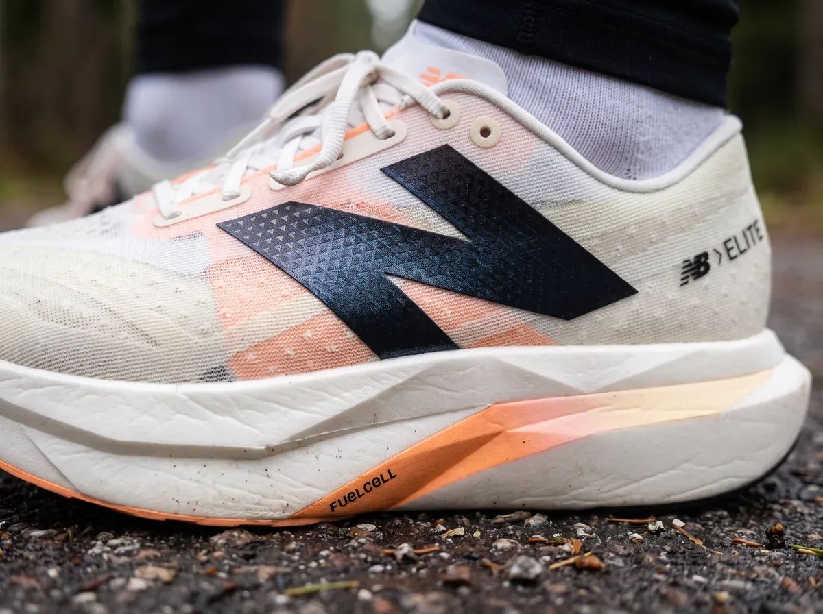 Närbild på ovandel och mellansula på New Balance SC Elite v4