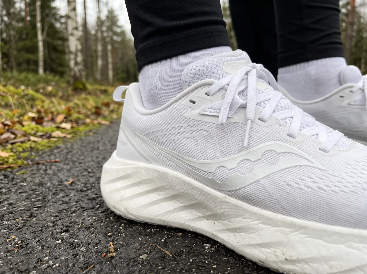 Närbild på ovandel och mellansula på Saucony Triumph 22