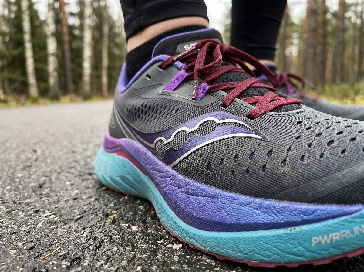 Närbild på ovandel och mellansula på Saucony Endorphin Speed 4